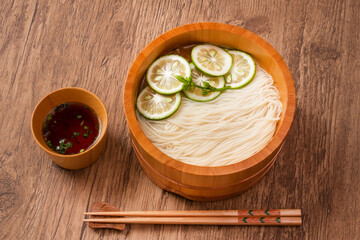 おうどん　Handmade udon (Japanese flour noodles)