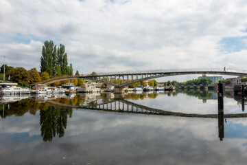 Fototapeta na wymiar Brückenbogen spiegelt sich in einem Fluss