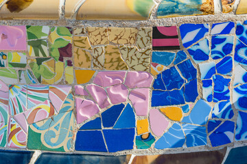 Mosaik-Kacheln im griechischen  Theater im Park Güell von Jujol in Barcelona  - 544045602