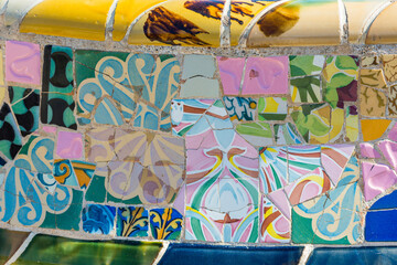 Mosaik-Kacheln im griechischen  Theater im Park Güell von Jujol in Barcelona 