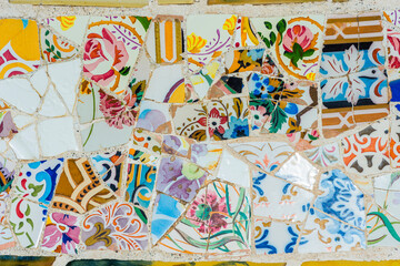 Mosaik-Kacheln im griechischen  Theater im Park Güell von Jujol in Barcelona  - 544045842