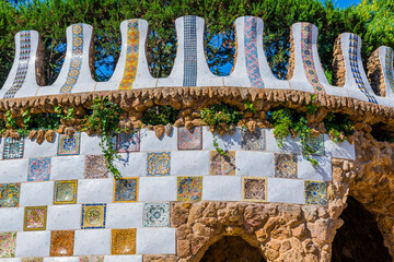 Mosaik-Kacheln im griechischen  Theater im Park Güell von Jujol in Barcelona  - 544046045