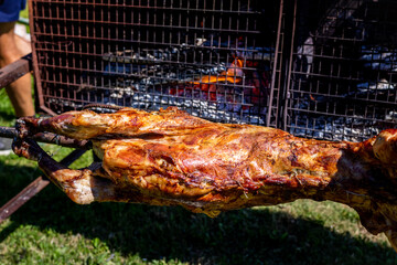 Cuisson du mouton à la broche, méchoui