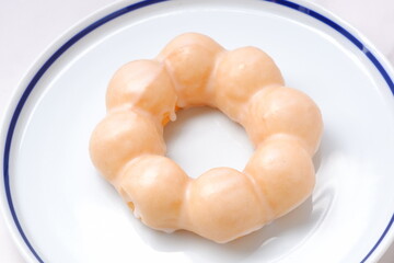 シュガーでコーティングしたリング状のドーナツ