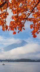 紅葉と釣り人と富士山　河口湖　絶景