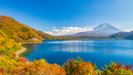 本栖湖から見る富士山　紅葉　秋　絶景