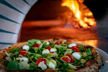 Pizza vegetariana recien salida de horno de leña