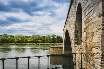 Le pont d'Avignon sur le Rhône