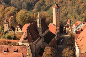 Herbstliches Rothenburg; Blick vom Rathausturm zur Franziskanerkirche und Burgtor