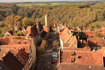 Goldener Oktober im Taubertal; Blick vom Rothenburger Rathausturm entlang der Herrngasse nach...