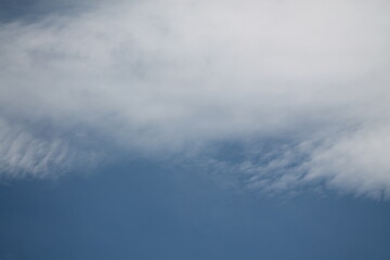 Fototapeta premium Jolie ciel séparé en deux une partie bleu et l'autre partie avec un voile blanc