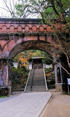 Fototapeta premium 南禅寺，水路閣，絶景，秋，紅葉，名庭・文化財，京都，お寺, 風景, 旅行, 建築, 自然, 木,