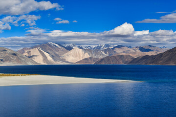 Obraz premium Pangong Tso or Pangong Lake is an endorheic lake spanning eastern Ladakh and West Tibet situated at an elevation of 4,225 m.