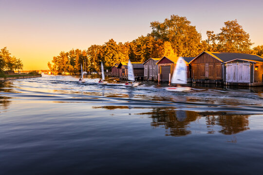 Segelboote kehren zum Sonnenuntergang zurück in die Marina von Plau am See in Mecklenbrug-Vorpommern