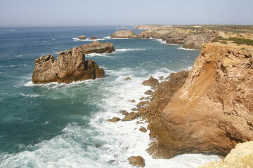 La côte Vicentine au Portugal, dans la région de l'Algarve s'étend sur 110 km avec ses falaises déchiquetées