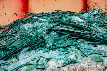 Bruchglas im Recycling Container