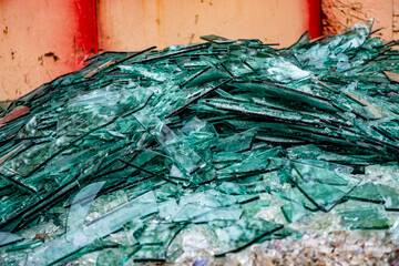 Bruchglas im Recycling Container