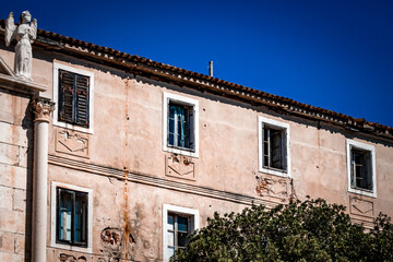 Façade de vieille maison sur l'ile de Pag en Croatie