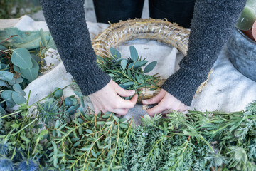 Kranz binden mit Eukalyptus, Distel, Mimose und Zypresse, Adventskranz selber machen, moderne...