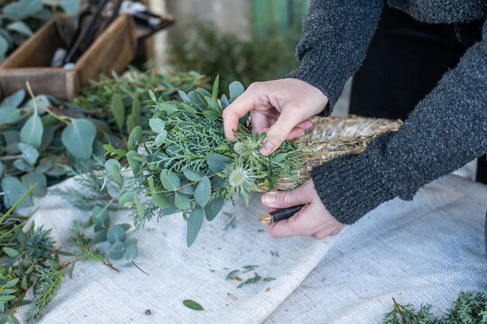 Kranz binden mit Eukalyptus, Distel, Mimose und Zypresse, Adventskranz selber machen, moderne Dekoration f&uuml;r Weihnachten
