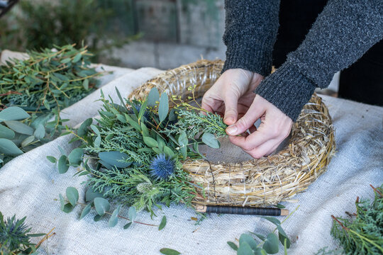 Kranz binden mit Eukalyptus, Distel, Mimose und Zypresse, Adventskranz selber machen, moderne Dekoration f&uuml;r Weihnachten

