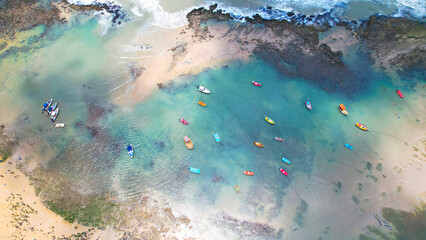 Praia de Pipa no estado do Rio Grande do Norte, Nordeste do Brasil mais barcos na costa e piscinas...