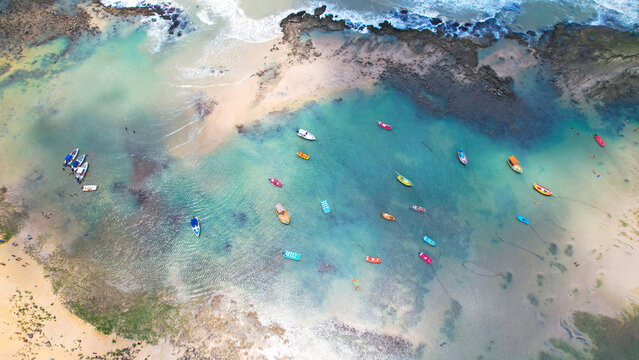 Praia de Pipa no estado do Rio Grande do Norte, Nordeste do Brasil mais barcos na costa e piscinas naturais na baixa maré