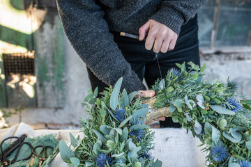 Kranz binden mit Eukalyptus, Distel, Mimose und Zypresse, Adventskranz selber machen, moderne...