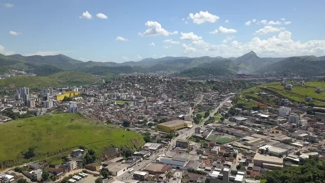 Voo sobre cidade com transito