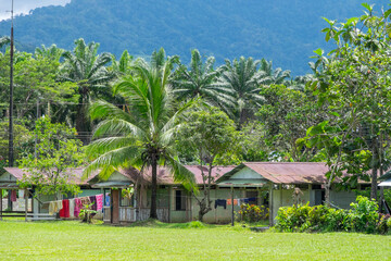 Casas en una aldea junto a la selva en la costa de Quepos en la provincia de Puntarenas, Costa Rica