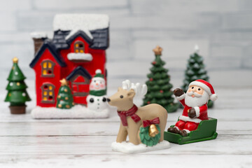 そりに乗ったサンタクロースとトナカイを使用したクリスマスの飾り