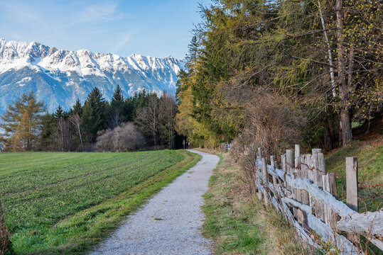 Weg, Zaun und Wald bei Innsbruck