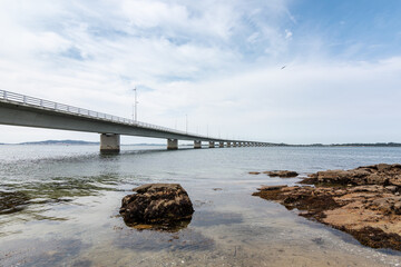 El puente de A Illa de Arousa visto desde Vilanova (Galicia, España)