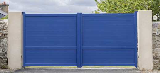 Portail bleu d'une maison	