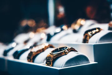 Deurstickers Montres de luxe dans la vitrine d'une bijouterie © Concept Photo Studio