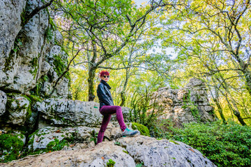 Femme en randonnée dans le Bois De Païolive en Ardèche