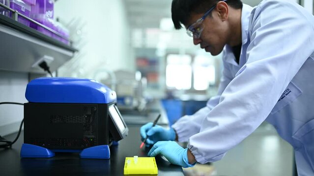  Asian scientist working in the lab,Doing experiment for product,The researchers analyzed to find the results of the experiment.,Use scientific tools to process values.