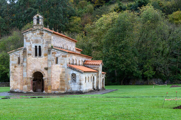 Iglesia prerrománica de San Salvador de Valdediós (siglo XI). Villaviciosa, Asturias, España. - obrazy, fototapety, plakaty