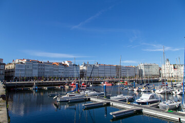 Fototapeta na wymiar Vista de las famosas galerías (balcones cerrados) de la Avenida de la Marina. A Coruña, Galicia, España.