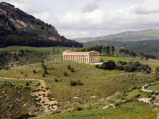 Vista panorámica del templo dórico de Segesta. Sicilia, Italia.