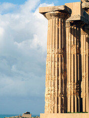 Primer plano de las columnas de un templo griego en Selinunte. Al fondo se puede ver otro templo. Parque Arqueológico, Sicilia, Italia.