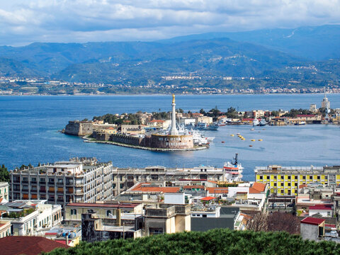 Entrada al puerto de la ciudad de Mesina. Al fondo, se puede ver la parte continental de Italia. Sicilia, Italia.