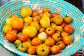 Une corbeille de tomates sur un marché à Dakar au Sénégal