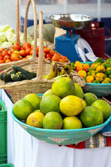 Paniers de fruits et légumes sur un marché à Dakar au Sénégal