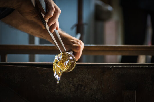 Travail du souffleur de verre &agrave; Murano en Italie