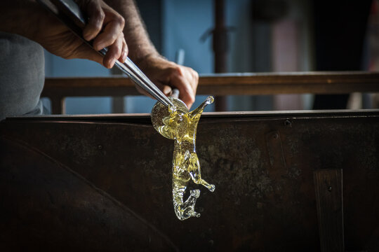 Travail du souffleur de verre &agrave; Murano en Italie