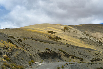 Pangong Tso to Tso Moriri route diverges from Chusul and leads to Kaksang La, Horala, and Mahe.
Kaksang La is a high mountain pass at an elevation of 5.436m (17834ft) above the sea level.