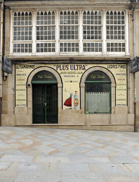 Antiguo Café Victoria y tienda de ultramarinos Plus Ultra en el centro histórico de Ourense, Galicia, España. Azulejos publicitarios en la fachada de un antiguo comercio tradicional
