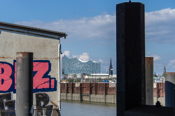 Blick von der Argentinienbrücke auf die Elbphilharmonie in Hamburg 