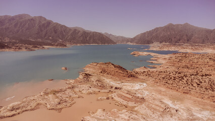 Fototapeta na wymiar Amazing shot of Potrerillos Lake in Mendoza, Argentina